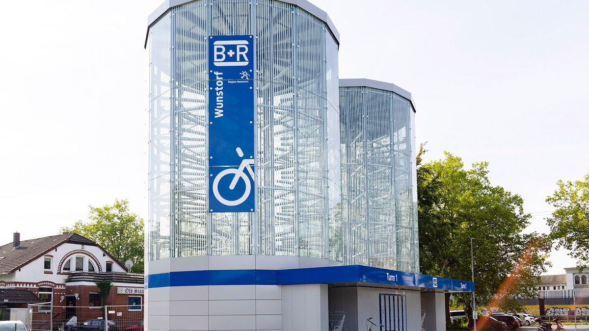 Seitliche Ansicht eines automatischen Fahrradparksystems
