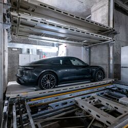 Voiture sur une palette de stationnement dans un système de stationnement