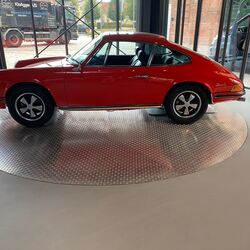 Rotes Auto steht auf einer Drehplatte
