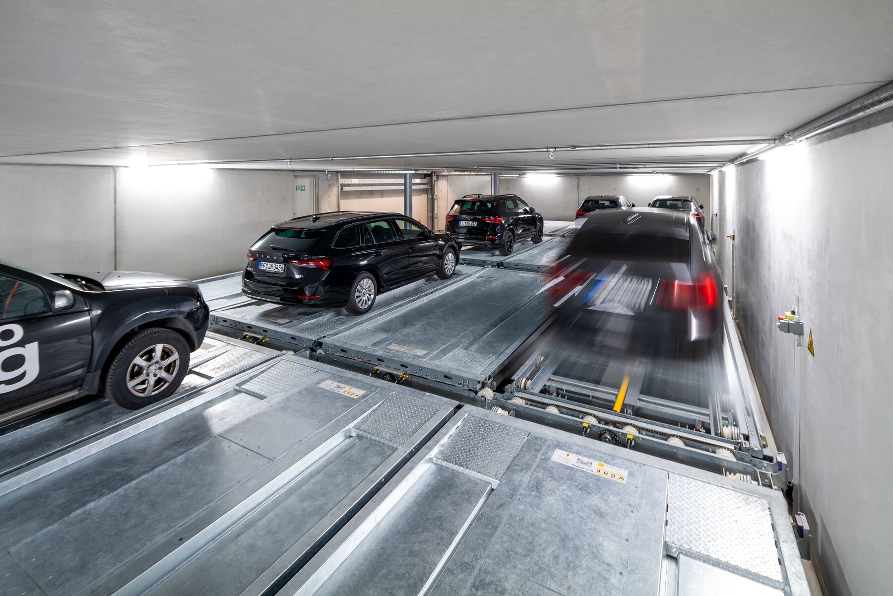 Unterirdisches Parksystem auf dem Autos verschoben werden