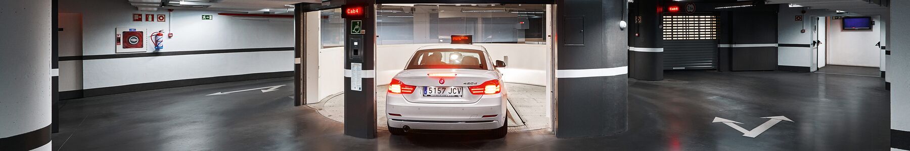 El coche entra en la cabina de acceso del aparcamiento