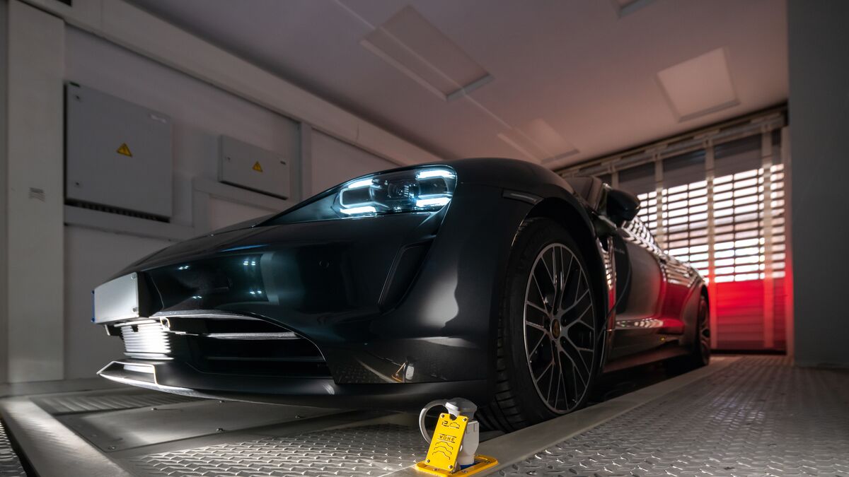 La voiture est garée dans une cabine d'entrée, sur une plate-forme de stationnement