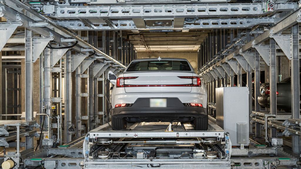 La voiture est garée sur une plateforme de stationnement dans un système de parking automatisé.