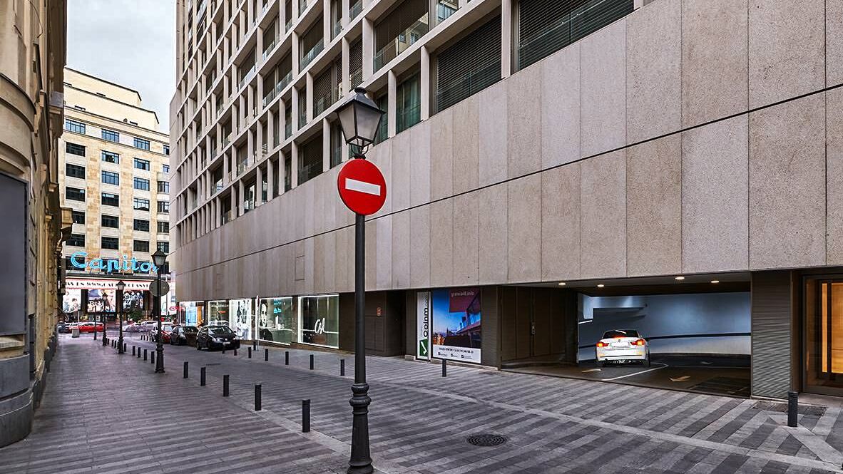 Immeuble à Madrid avec l'entrée du parking souterrain