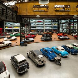 Vista general de la sala del museo con los coches