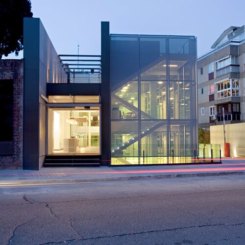 gebaude_vorne_beleuchtet_2.jpg