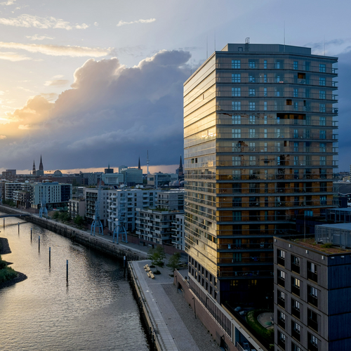 Vue partielle de la tour à la tombée de la nuit dans le quartier de la Hafencity à Hambourg
