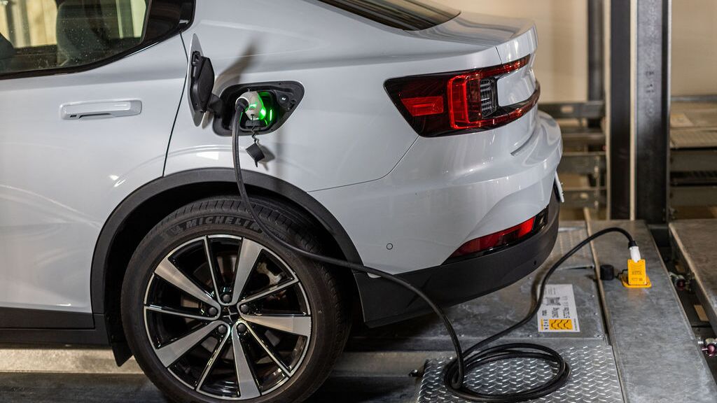 La voiture est alimentée en électricité et se trouve sur une plateforme dans le système de stationnement.