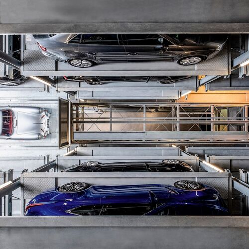 Vue intérieure du système de stationnement avec une voiture de sport garée