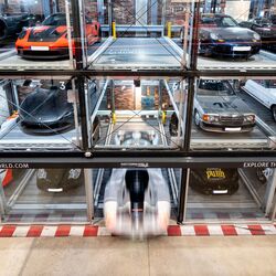 Ein Parksystem mit mehreren Autos, die ordentlich an einer Wand im Museum