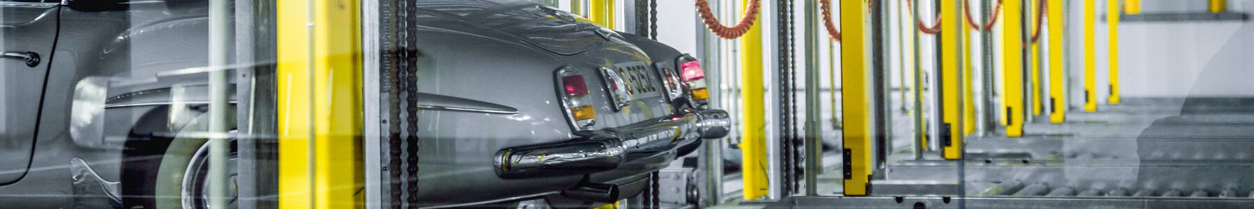 Un coche atraviesa un sistema de aparcamiento con puntos de recarga eléctrica