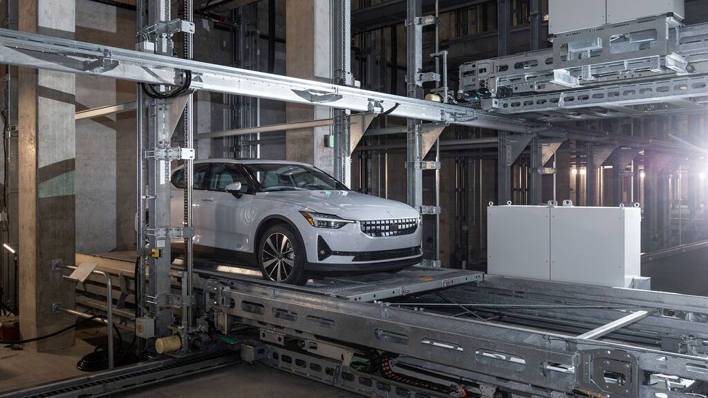 La voiture est automatiquement acheminée vers sa place de stationnement dans le système de parking.