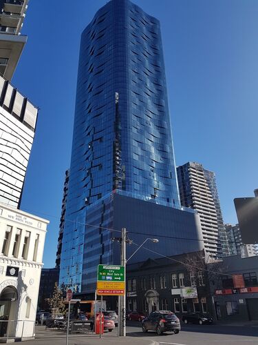 Vue extérieure du bâtiment Shadow Play dans le centre-ville de Melbourne