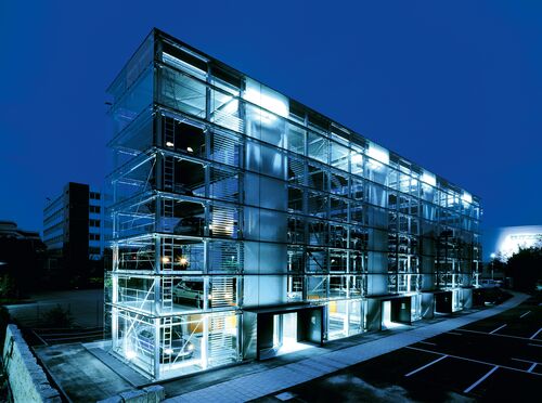 Vue extérieure du Parksafe dans l'obscurité