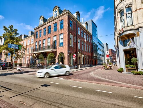 Vista exterior del edificio «Kneuterdijk» de La Haya