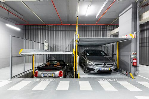 Autos stehen in einem Autoparksystem