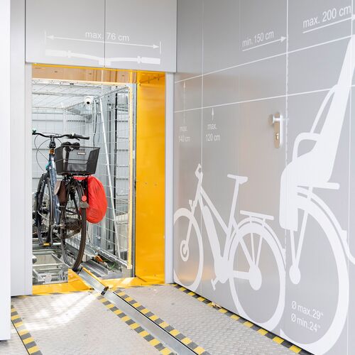 Bicicleta sobre un raíl en un sistema automático de aparcamiento de bicicletas
