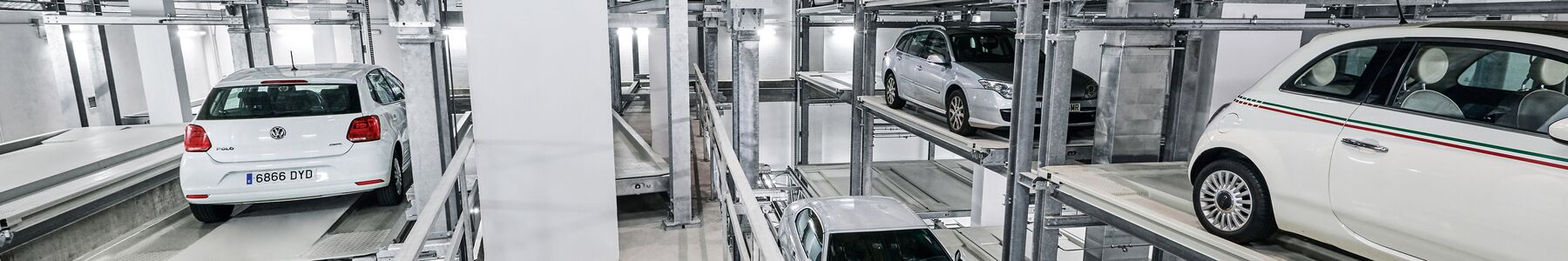 Autos stehen in einem automatischen Autoparksystem