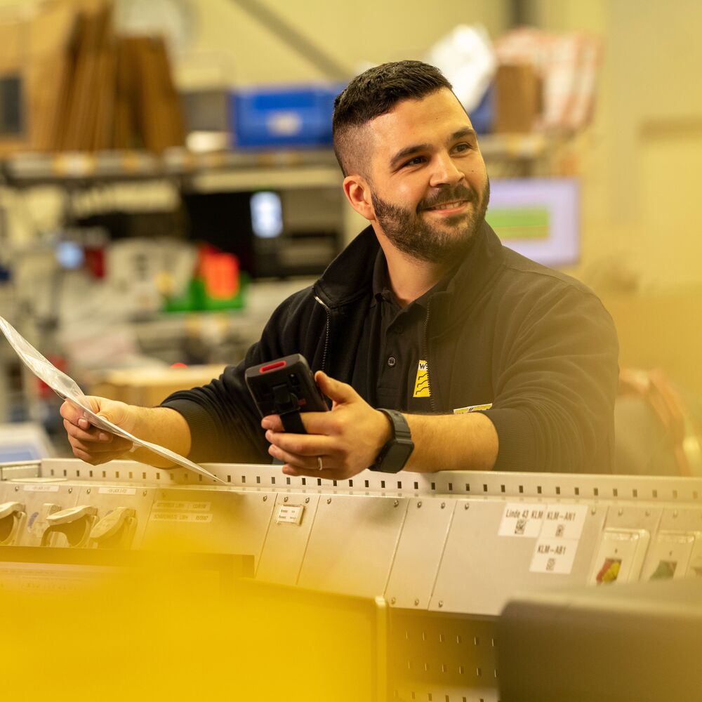 Foto eines Mitarbeiters von WÖHR aus dem Kleinteilelagermodul