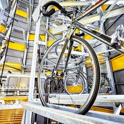 Vélo sur un rail dans un système de stationnement automatique pour vélos