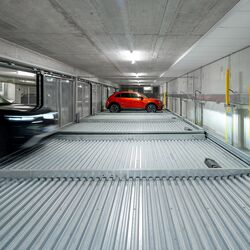 El coche entra en el sistema de aparcamiento