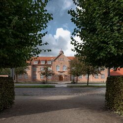 Historisches Gebäude mit Bäumen im Vordergrund