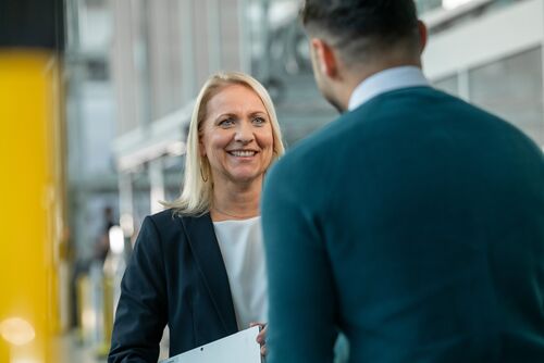 Zwei Personen sprechen miteinader