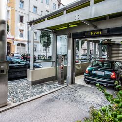 Auto steht in einer Einfahrtskabine eines Parksystems