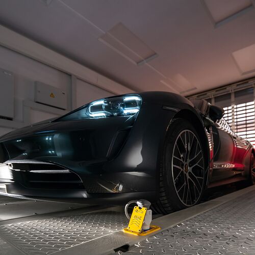 La voiture est garée dans une cabine d'entrée, sur une plate-forme de stationnement