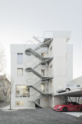 Edificio en la calle Olgastraße con un sistema de aparcamiento para coches instalado delante
