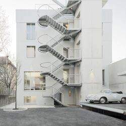 Immeuble de la Olgastraße avec un système de stationnement pour voitures installé devant