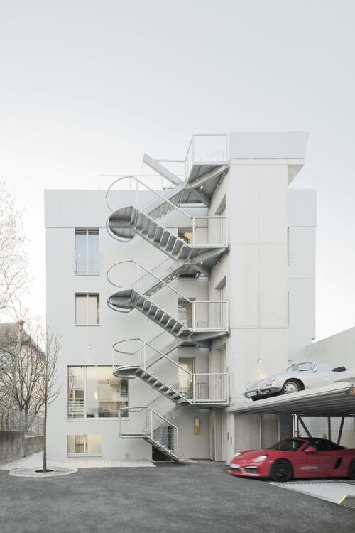 Immeuble de la Olgastraße équipé d'un système de stationnement pour voitures installé devant