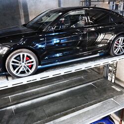 Auto steht in einem Autoparksystem