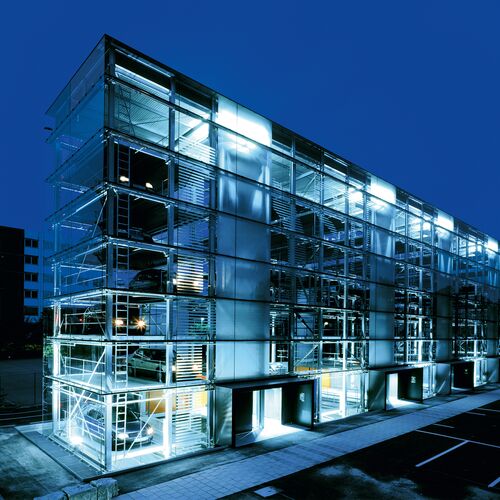 Vue extérieure du Parksafe dans l'obscurité