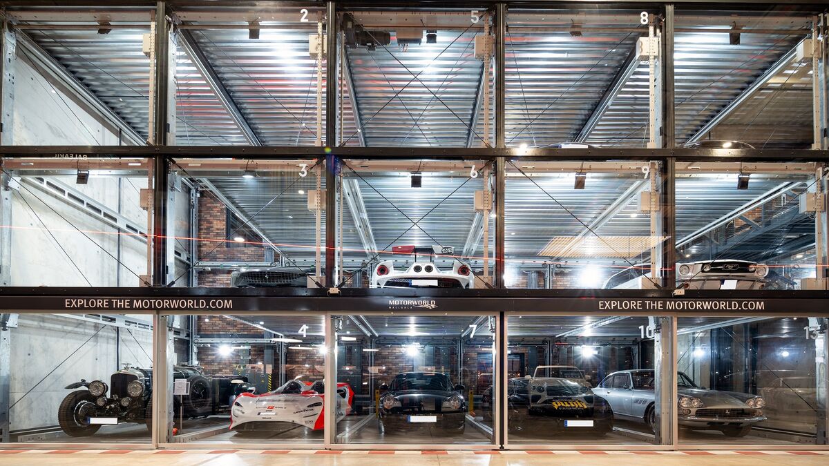 Parksystem in der Motorworld Mallorca mit Autos im Quadrat in Glasboxen geparkt