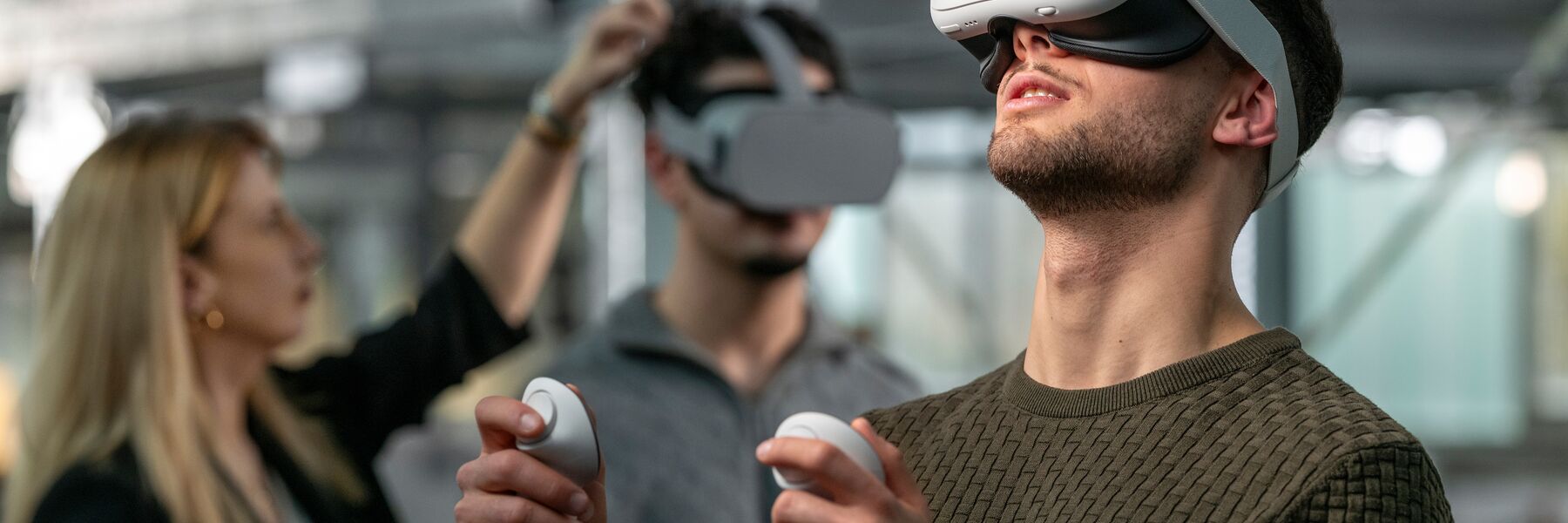 Mann trägt eine VR-Brille und schaut nach oben