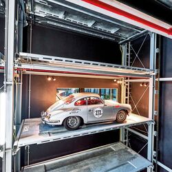 Auto steht geparkt in einem Regalsystem