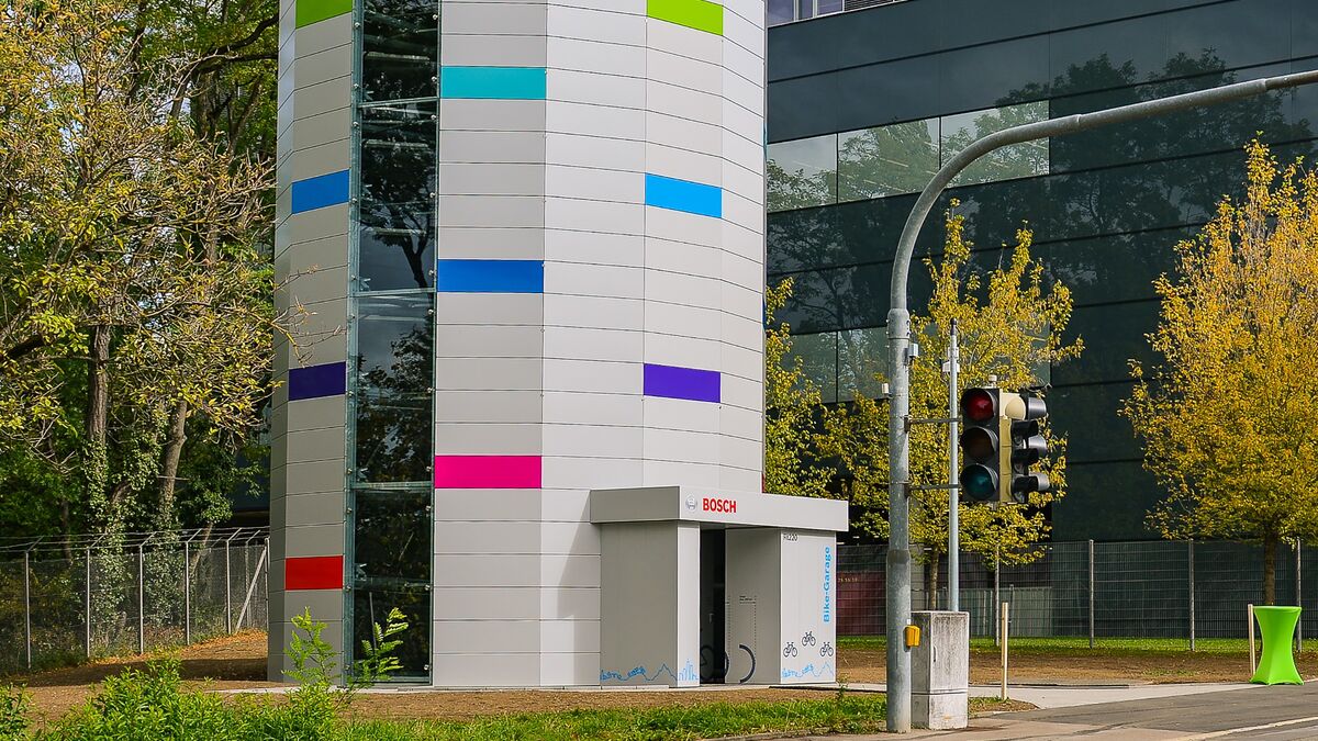 Vue extérieure d'un parking à vélos en hauteur