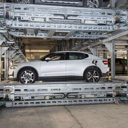 La voiture est garée sur une plateforme de stationnement dans un système de parking automatisé.