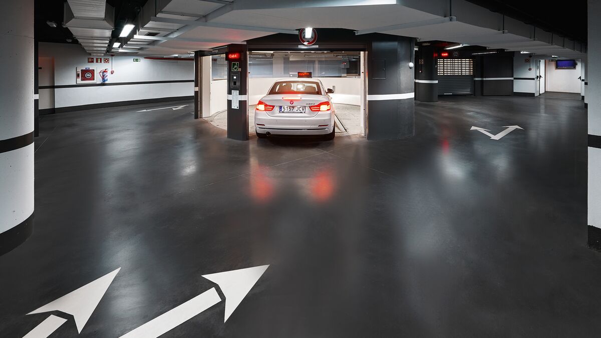 La voiture entre dans la cabine d'entrée du Parksafe