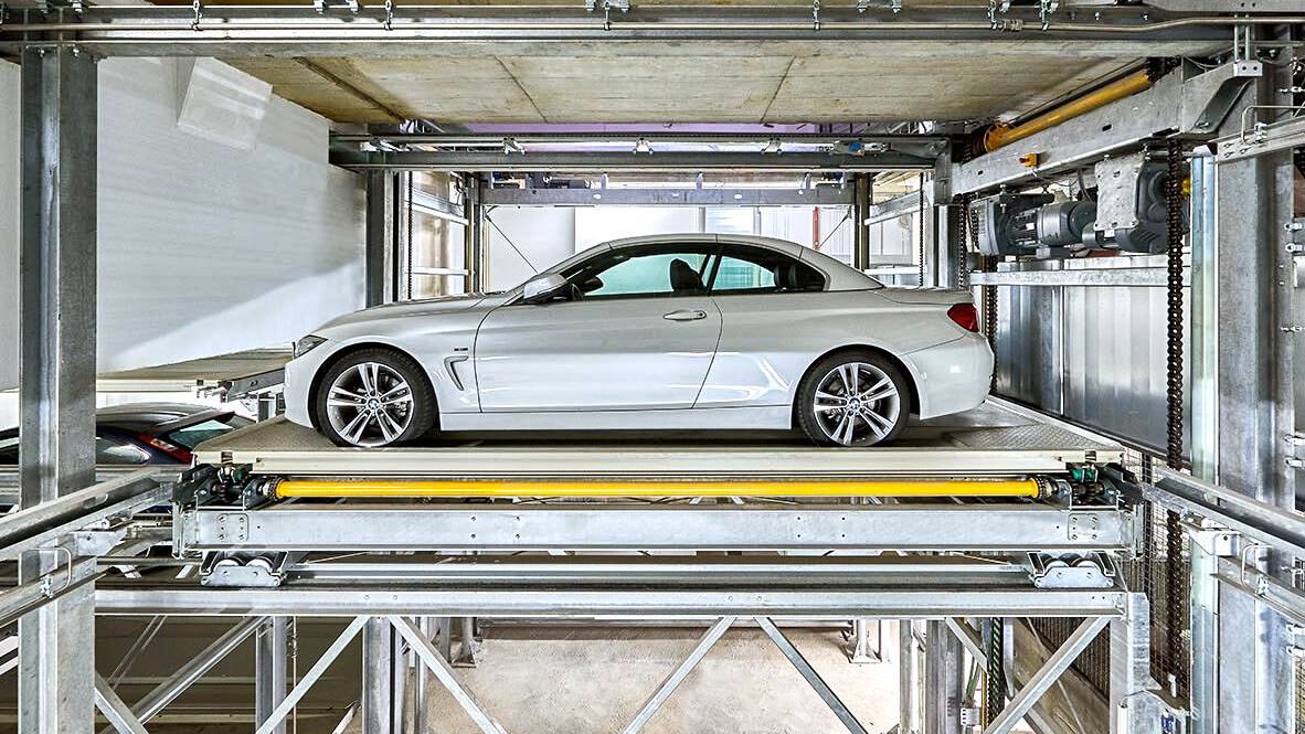 La voiture est garée sur une plate-forme dans un système de stationnement