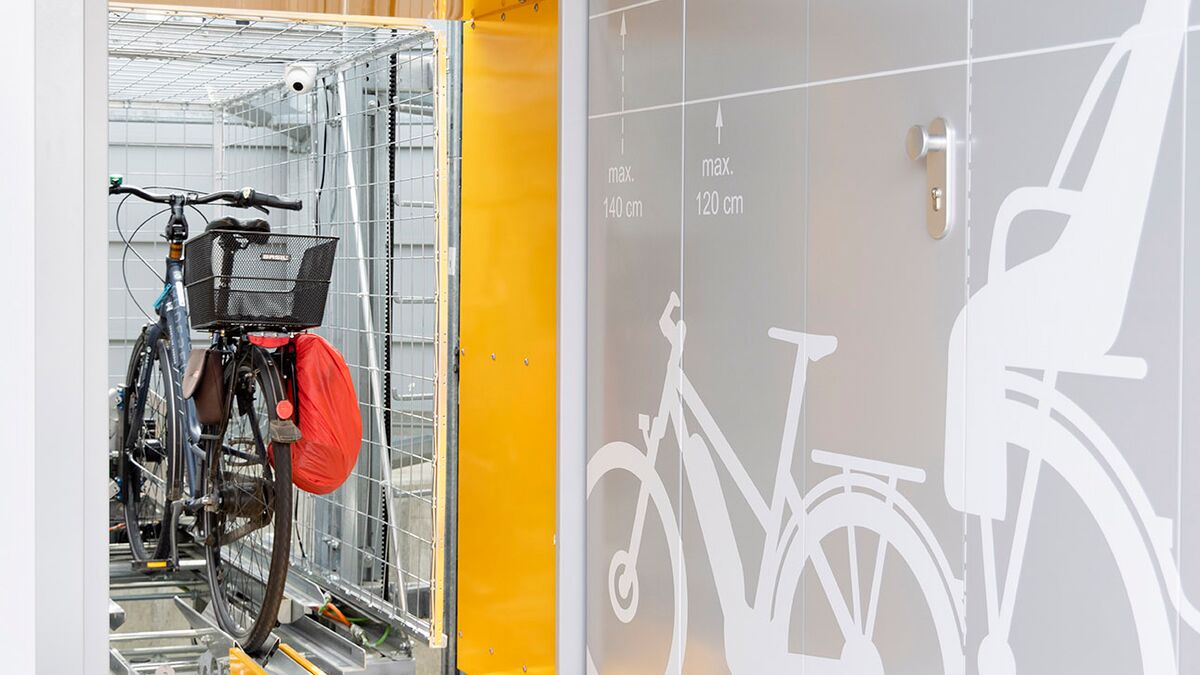 Fahrrad auf einer Radschiene in einem automatischen Fahrradparksystem