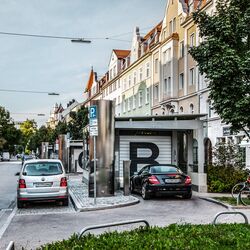 Auto steht vor dem Eingang der Tiefgarage