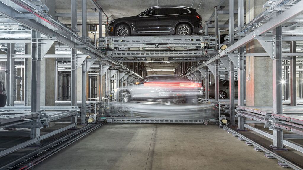 La voiture est garée sur une plateforme de stationnement dans un système de parking automatisé.