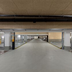 Vista general de un aparcamiento subterráneo con sistemas de aparcamiento