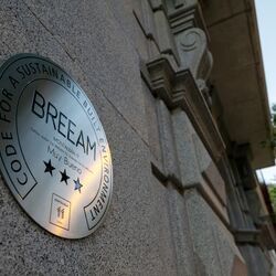 Plaque de certification BREEAM apposée sur le mur d'un immeuble
