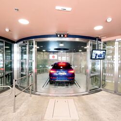 Auto fährt in ein Autoparksystem ein
