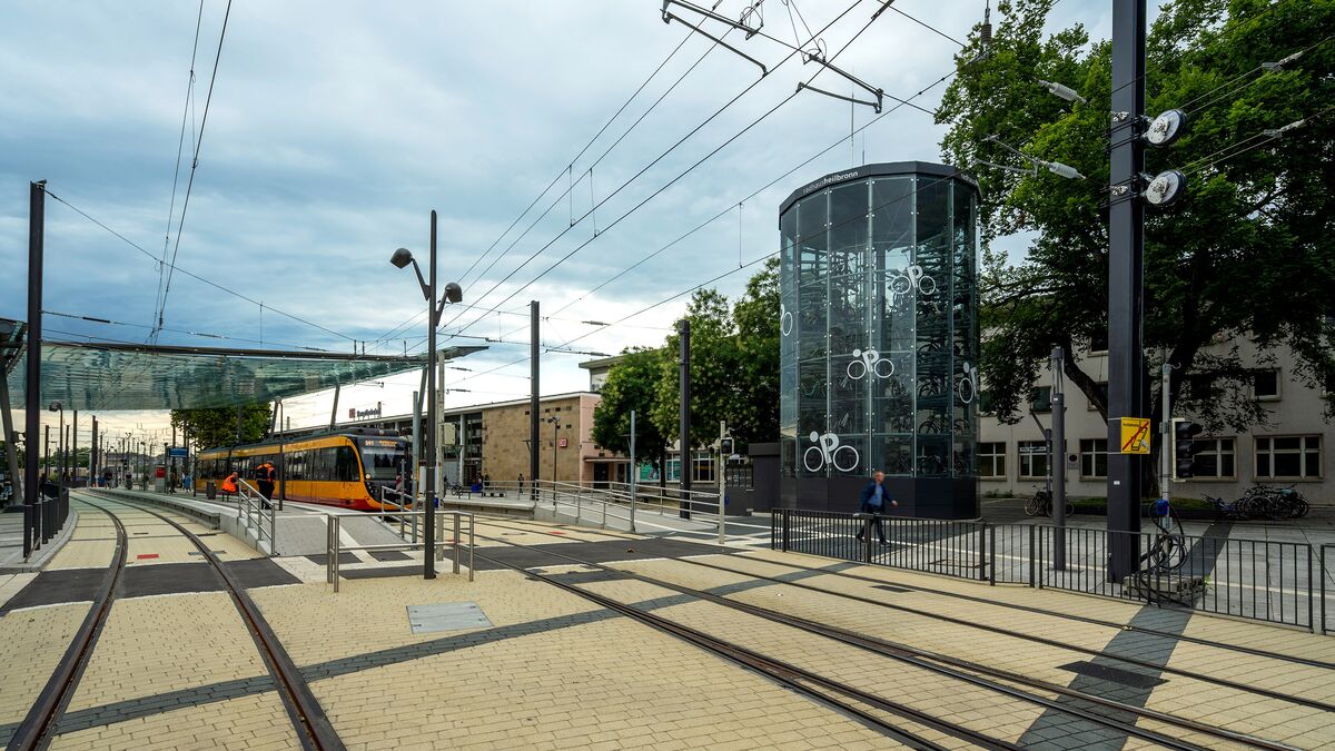 Vue d'ensemble du parvis de la gare de Heilbronn