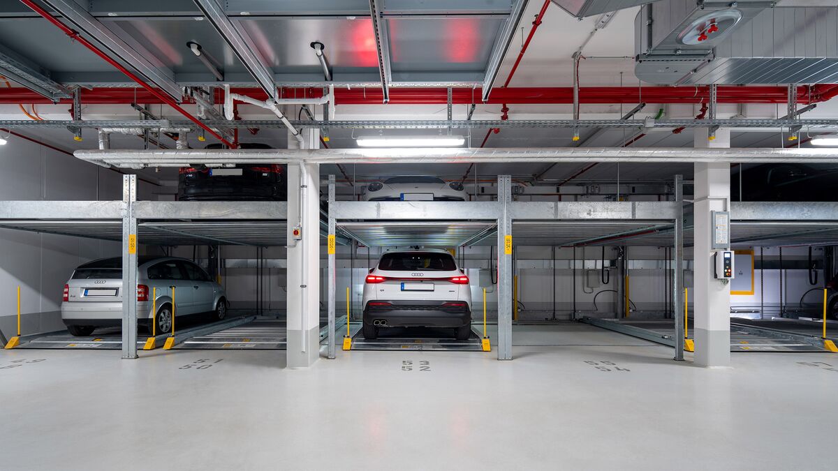 Vue de face du système de stationnement, dans lequel une voiture est garée sur une place de stationnement