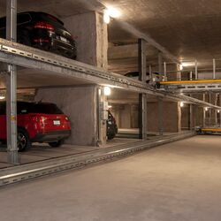 Auto steht auf einer Parkpalette in einem Regalparksystem